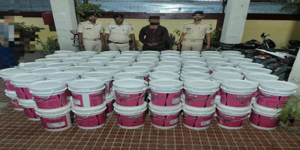 सारण के 2400 लीटर स्प्रिट के साथ पिकअप जब्त, चालक गिरफ्तार