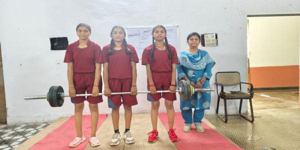 हमीरपुर में गांव की बेटियां उठा रही हैं लोहा, राज्य स्तरीय वेटलिफ्टिंग प्रतियाेगिता में दिखाएंगी दमखम