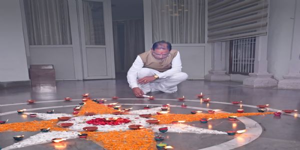 प्रधानमंत्री नरेंद्र मोदी के जन्मदिवस पर मुख्यमंत्री साय ने अपने निवास पर जलाया ‘आशीर्वाद का दीया’