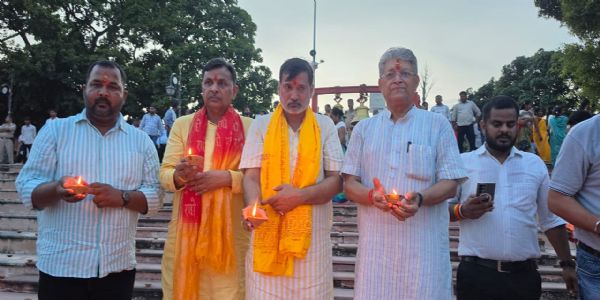 आशीर्वाद के दीपों से जगमगाई अयोध्या, विभिन्न स्थलों पर जलाए गए दीप
