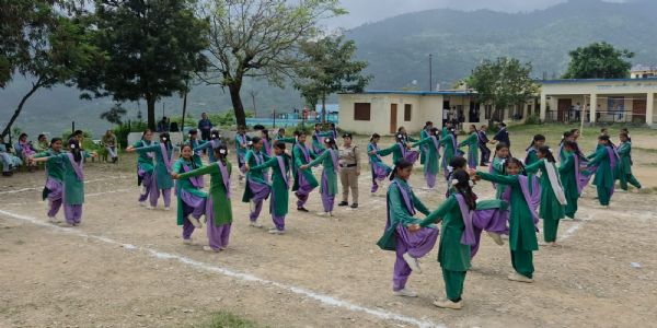आत्मरक्षा के लिए छात्राओं को पुलिस ने किया प्रशिक्षित