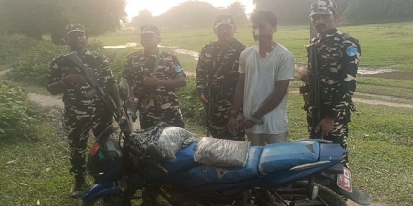 नेपाली शराब और गांजा बरामद, दो गिरफ्तार