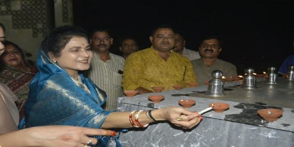 राज्य मंत्री कृष्णा गौर ने गोविंदपुरा क्षेत्र में दीप प्रज्ज्वलित कर प्रधानमंत्री मोदी के दीर्घायु जीवन की कामना की