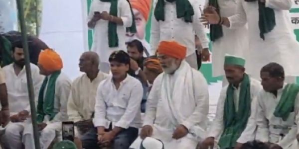मुख्य सचिव स्तर से वार्ता के आश्वासन पर किसानों ने खत्म किया धरना