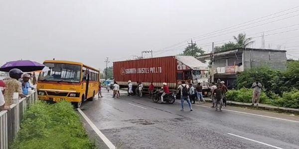 स्कूल बस को कंटेनर ने मारी टक्कर, डिवाइडर पर चढ़ी बस