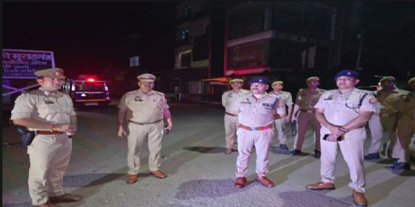 रात में पुलिस ने चलाया सघन चेकिंग अभियान, संदिग्धों और वाहनों की हुई जांच