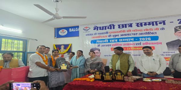 प्रधानमंत्री मोदी के जन्मदिन विधायक शाह ने मेधावी विद्यार्थियों का किया सम्मान