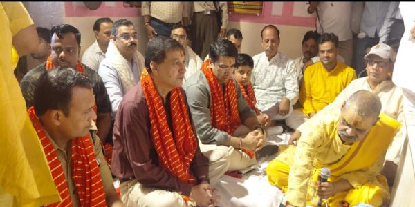 श्री दाऊजी महाराज के जन्मोत्सव पर जिलाधिकारी समेत कई अफसराें ने किया पूजन और महाभिषेक