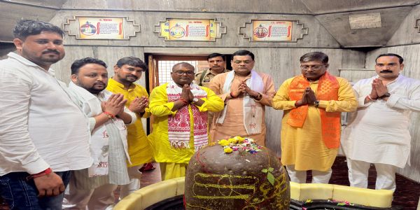 भाजपा कार्यकर्ताओं ने रक्तदान, हवन-पूजन और दीपक जलाकर मनाया प्रधानमंत्री माेदी का जन्मदिन