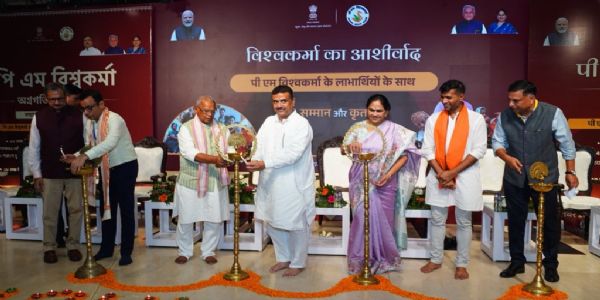 प्रधानमंत्री मोदी के जन्मदिन पर कोलकाता में ‘आशीर्वाद का दीया’ कार्यक्रम, मुख्यमंत्री शुभेंदु अधिकारी ने केंद्रीय मंत्री जीतन राम मांझी के साथ जलाया दीप