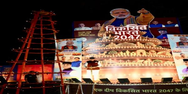 भोपालः मंत्री सारंग ने निवास पर 25 फीट ऊंचे दीप स्तंभ में जलाया आशीर्वाद का दीया
