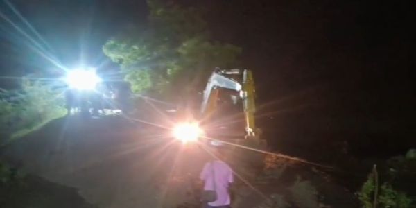 रायदीघी के मोहब्बत नगर में नाकचोड़ा नदी के तटबंध में दरार