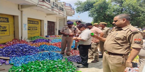 एसडीएम ने आँचल ट्रेडर्स के गोदाम में छापा मारा, एक्सपायरी डेट के बिस्किट और टाफी मिली