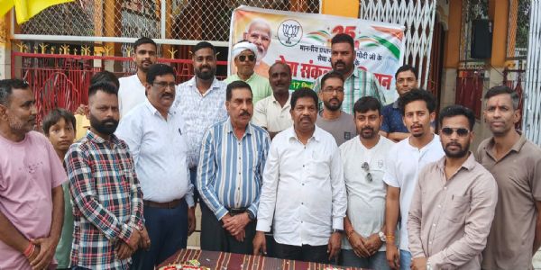 प्रधानमंत्री के जन्मदिन पर भाजपा कार्यकर्ताओं में आशीर्वाद का दीया का वितरण