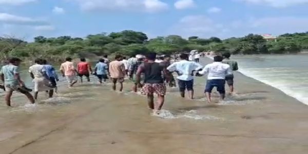 नहाते समय रपटे से फिसला अधेड़ की नदी में डूबने से मौत