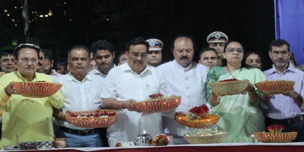 सूरत में तापी तट पर सामूहिक महाआरती, पीएम मोदी के दीर्घायु की कामना
