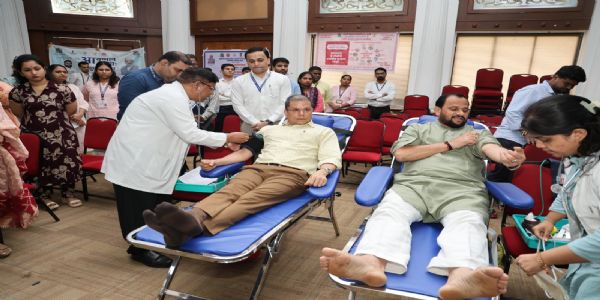 ठाणे मनपा के सेवा संकल्प मुहिम में अधिकारियो ने रक्त दान किया