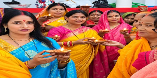 बक्सर के कोईरपुरवा में महिलाओं ने जलाया ‘आशीर्वाद का दीया’