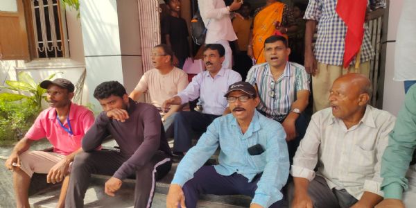 वेतन वृद्धि की मांग को लेकर सीआईटीयू ने सिलीगुड़ी नगर निगम में किया प्रदर्शन