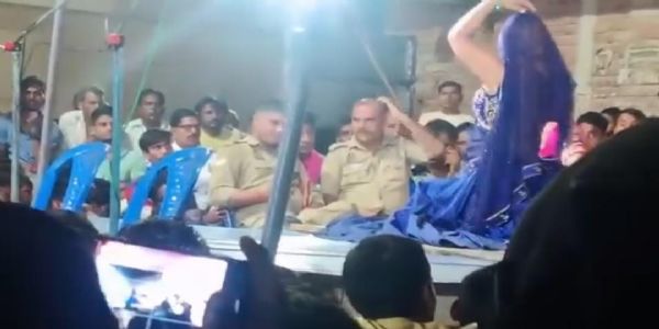 कौशांबी में बार बालाओं का नृत्य देखने वाले दो सिपाही लाइन हाजिर, वीडियो वायरल होने पर हुई कार्यवाही