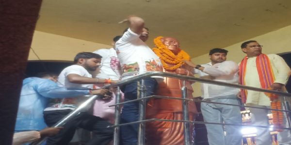 मीरजापुरः नरायनपुर में गूंजे नारे, फूल-मालाओं से सजे सेवा संकल्प के बाइकर्स