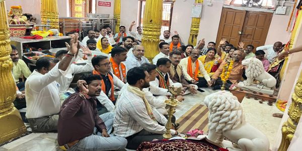 प्रधानमंत्री मोदी व भाजपा प्रदेश अध्यक्ष किरणदेव के जन्मदिवस पर मां दंतेश्वरी मंदिर में प्रज्ज्वलित किये 25 दीप