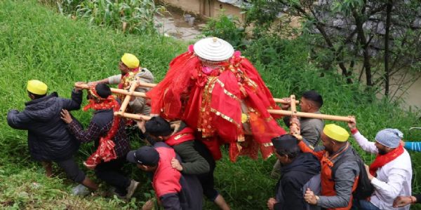 नम आंखों से विदा हुई नंदा, वाण से वेदनी के लिए रवाना हुई बड़ी जात