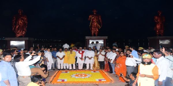 प्रयागराज के प्रमुख स्थलों पर जलाए गए ‘आशीर्वाद के दीये’ : स्वतंत्र देव सिंह