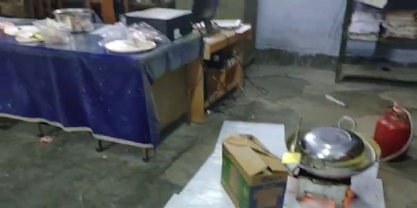 सरकारी दफ्तर में रात के अंधेरे में पिकनिक मनाने का आरोप