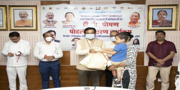कुलपति ने 60 टीबी मरीजों को दी पोषण पोटली, कृषि संस्थान में किया पौधरोपण