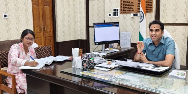 देवरिया में टीकाकरण से कोई बच्चा न छूटे, ग्राम प्रधान परिवारों को करें जागरूक : जिलाधिकारी