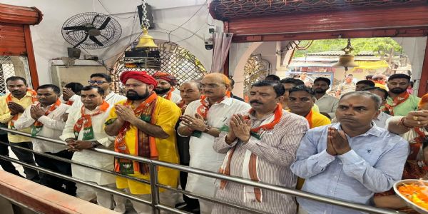 प्रधानमंत्री के जन्मदिन पर कचहरी दुर्गा मंदिर में गूंजे वैदिक मंत्र, भाजपा कार्यकर्ताओं ने किया हवन-पूजन