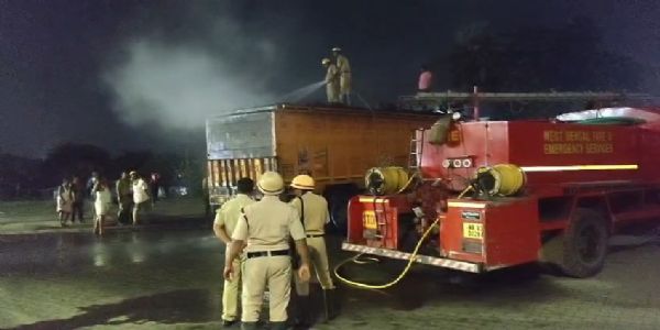 पश्चिम बंगाल-झारखंड सीमा पर कोयला लदे ट्रक में लगी आग