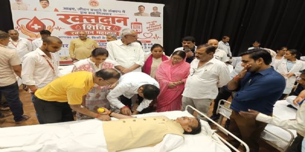 रक्तदान महादान, पीड़ित मानवता की सेवा का महत्वपूर्ण माध्यम : उप मुख्यमंत्री शुक्ल