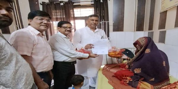 सेवा संकल्प अभियान में सीएचसी में मरीजों और तीमारदारों को फल वितरित