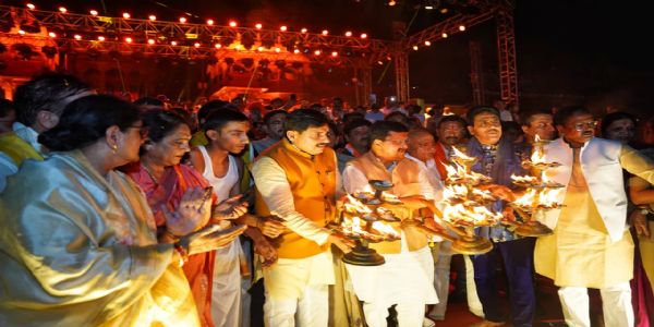 मप्र: शिप्रा के रामघाट पर जले आशीर्वाद के दीये मप्र: शिप्रा के रामघाट पर जले आशीर्वाद के दीये