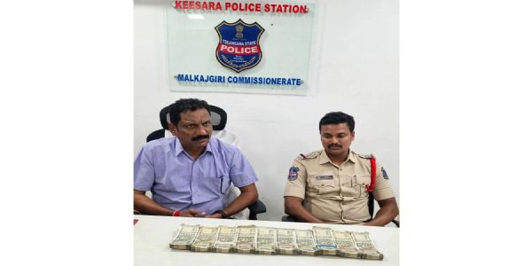 केसरा थाने में बरामद नोट के साथ पत्रकारों से बात करते एसीबी के अधिकारी केसरा थाने में बरामद नोट के साथ पत्रकारों से बात करते एसीबी के अधिकारी