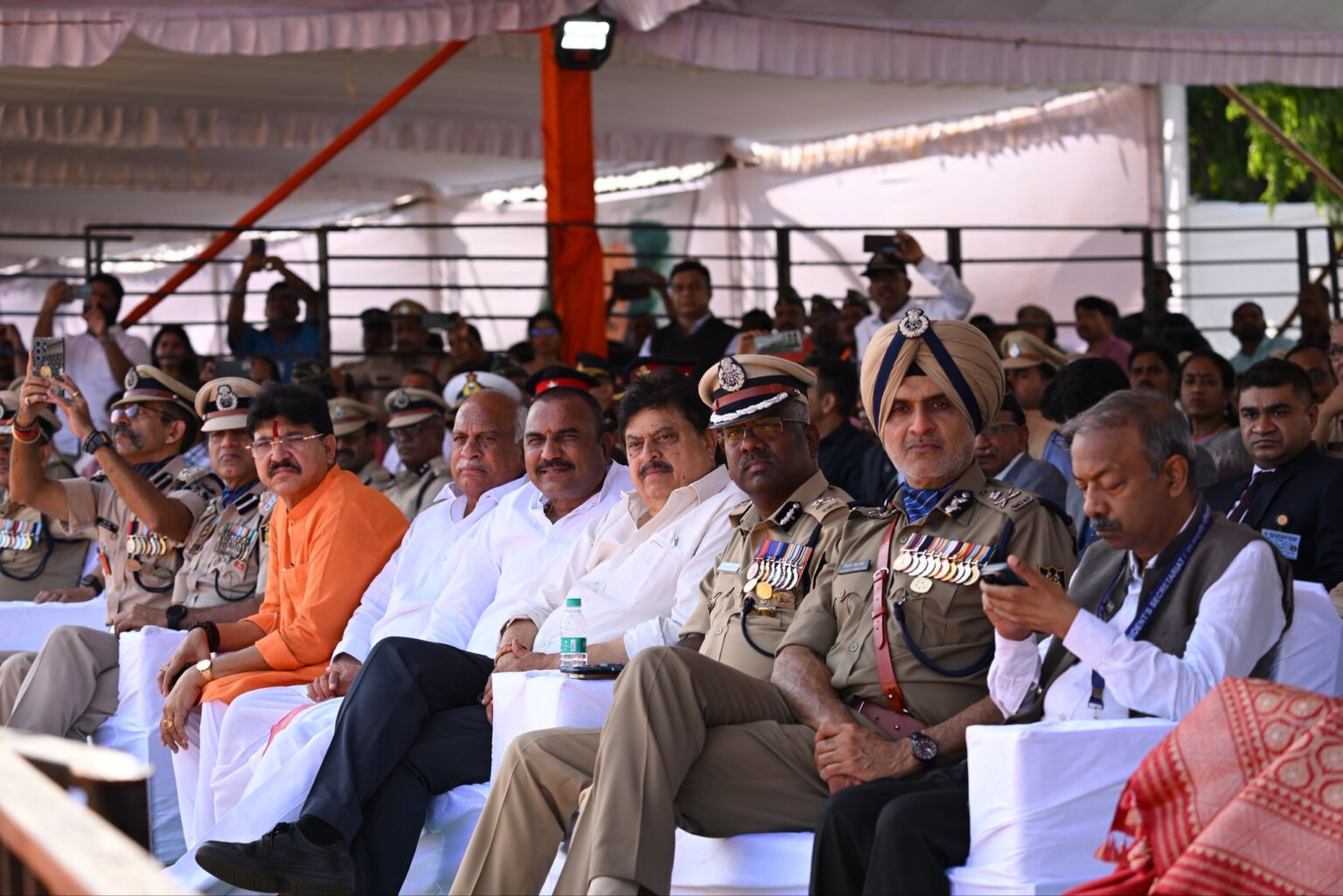 हैदराबाद मुक्ति दिवस समारोह में मौजूद सैन्य अधिकारी और अतिथि हैदराबाद मुक्ति दिवस समारोह में मौजूद सैन्य अधिकारी और अतिथि