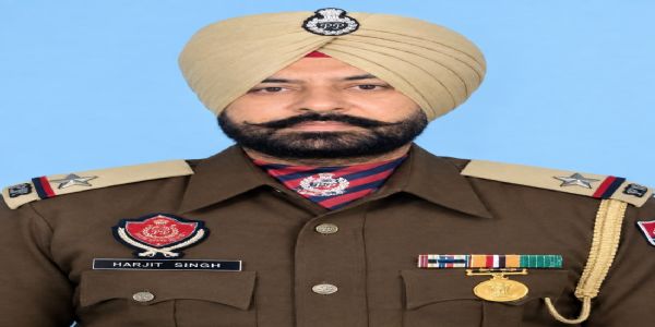 ਮੁੱਖ ਮੰਤਰੀ ਮਾਨ ਵੱਲੋਂ ਪਾਈ ਏਐੱਸਆਈ ਹਰਜੀਤ ਸਿੰਘ ਦੀ ਫਾਈਲ ਫੋਟੋ। ਮੁੱਖ ਮੰਤਰੀ ਮਾਨ ਵੱਲੋਂ ਪਾਈ ਏਐੱਸਆਈ ਹਰਜੀਤ ਸਿੰਘ ਦੀ ਫਾਈਲ ਫੋਟੋ।