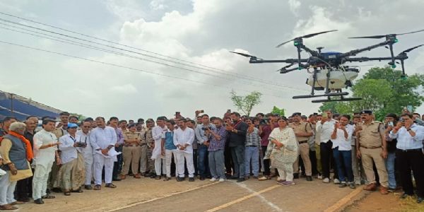गुना में जन-विश्वास शिविर में ड्रोन दीदी के साथ ड्रोन उड़ाते हुए सिंधिया गुना में जन-विश्वास शिविर में ड्रोन दीदी के साथ ड्रोन उड़ाते हुए सिंधिया