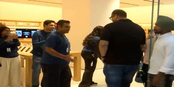 नोएडा, के डीएलएफ मॉल स्थित एप्पल स्टोर पर बड़ी संख्या में लोग की तस्वीर नोएडा, के डीएलएफ मॉल स्थित एप्पल स्टोर पर बड़ी संख्या में लोग की तस्वीर