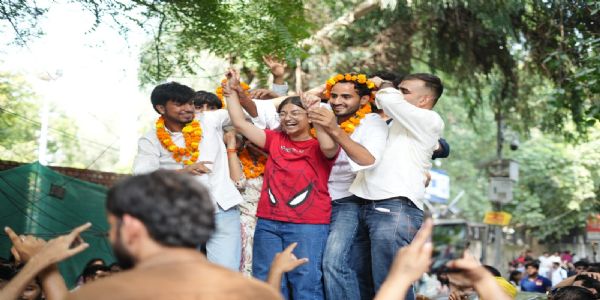 अभाविप के कार्यकर्ता दो कॉलेज में जीत की खुशी मनाते हुए। अभाविप के कार्यकर्ता दो कॉलेज में जीत की खुशी मनाते हुए।