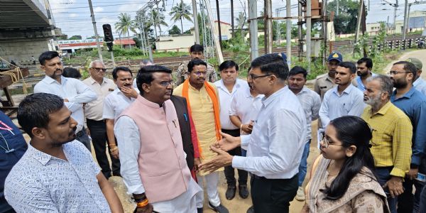 अनूपपुर में 8 वर्षो से निर्माणाधीन ओवरब्रिज का प्रभारी मंत्री ने पहली बार किया निरीक्षण