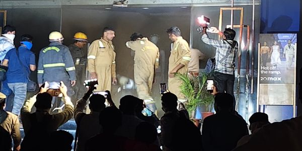 कानपुर के मैक्स शोरूम में लगी भीषण आग, काले धुएं के गुबार के बीच नाै लाेगाें काे किया गया रेस्क्यू