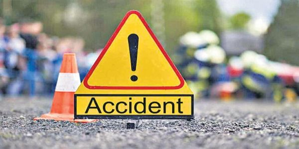 ट्रैक्टर ट्राली पलटने से मजदूर की मौत, दो घायल