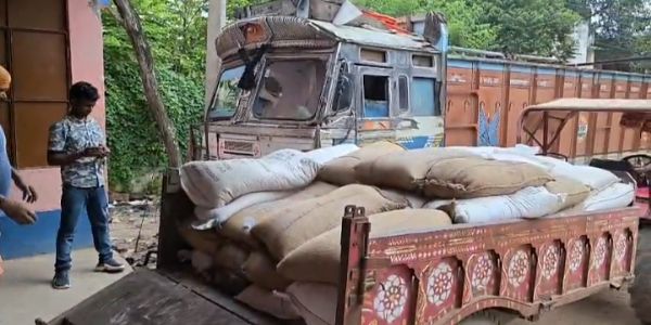 गोदाम में आंगनबाड़ी केंद्रों की चावल की कालाबाजारी, अवैध वसूली का आरोप
