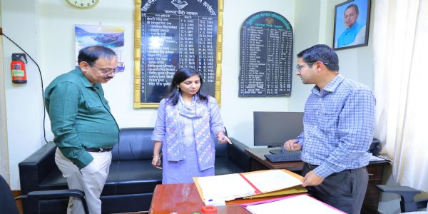 डीएम ने विकास भवन में किया निरीक्षण, फाइले लंबित नही रखने के दिए निर्देश