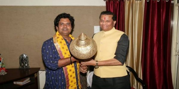 मप्रः पवैया ने फिल्म हनुमान अंश के गायक साधु तिवारी का विशाल गदा भेंट कर किया अभिनंदन