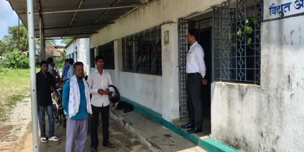 विद्युत प्रमंडल कार्यालय और सब स्टेशन का डीसी ने किया औचक निरीक्षण