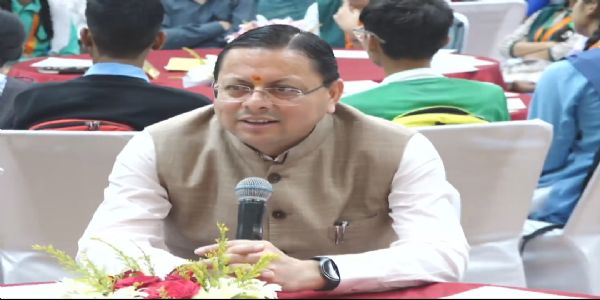 मुख्यमंत्री युवा विद्यार्थी मंथन में छात्रा के सवाल पर धामी ने की टैब की घोषणा